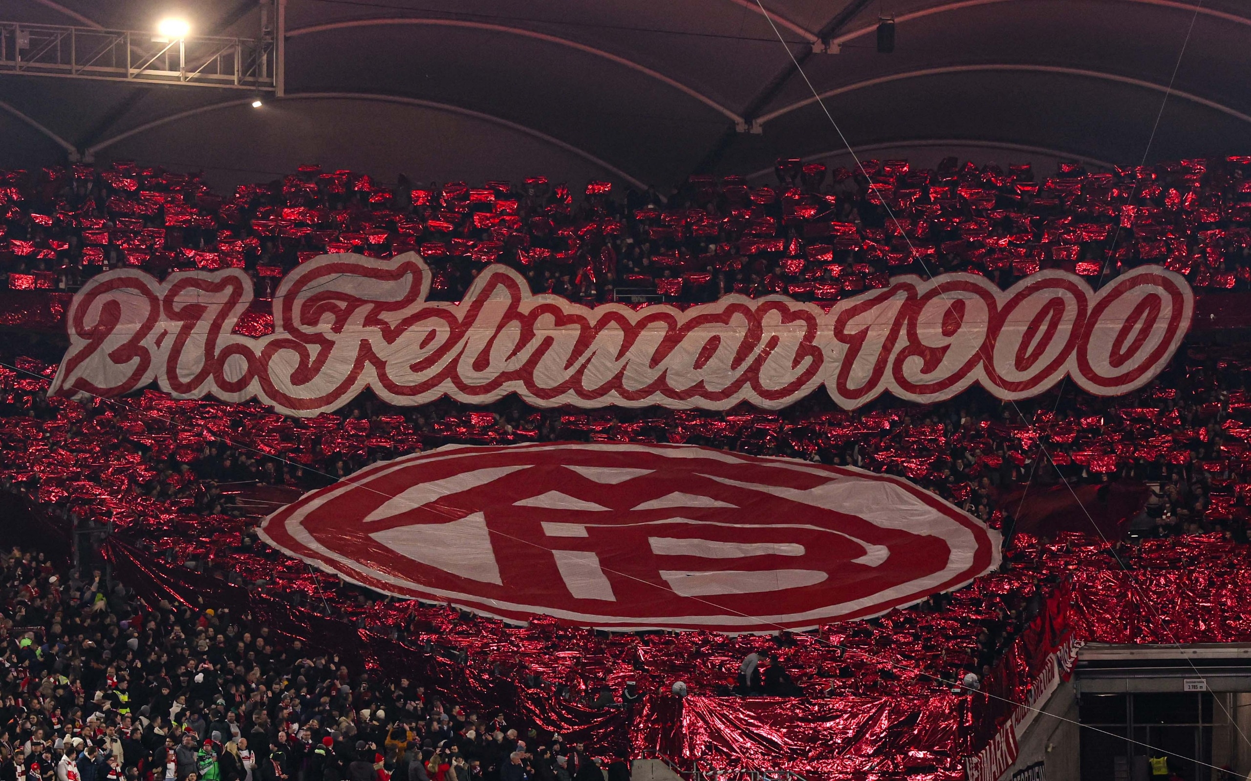 拜仁球迷在看臺展示TIFO，慶祝俱樂部成立125周年