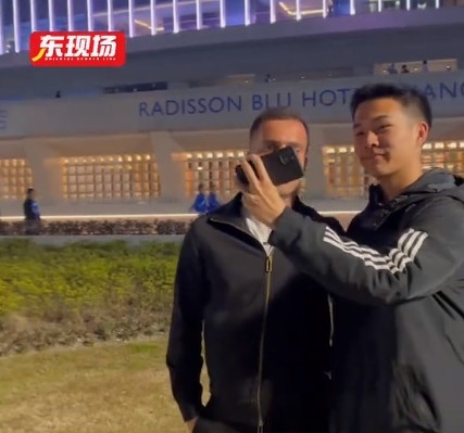塞爾吉尼奧現(xiàn)身上海八萬人體育場，并與球迷親切打招呼合影