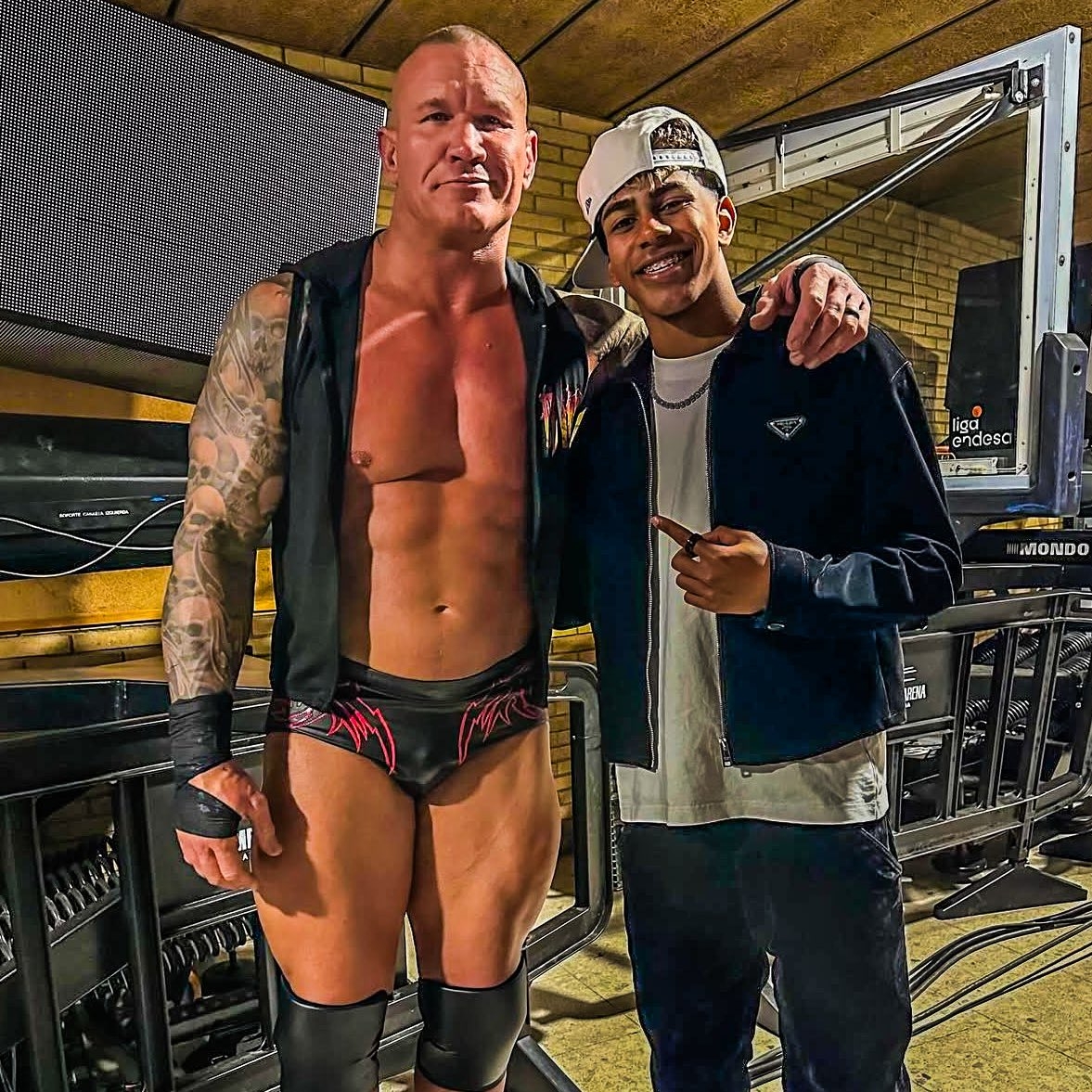 小心RKO！亞馬爾現(xiàn)場觀戰(zhàn)WWE，和奧爾頓、Triple H等合影