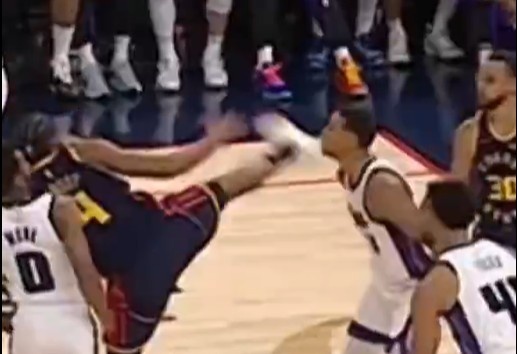 抬腳過高踢到了對手下巴！NBA官方：穆迪這一動作被判1級惡犯