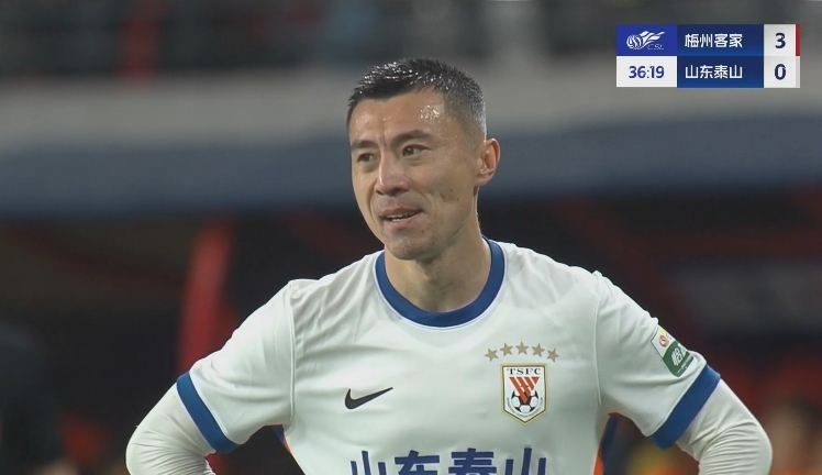 34分鐘0-3落后！36歲鄭錚苦笑36歲大雷沮喪 替補(bǔ)席黃政宇神態(tài)輕松