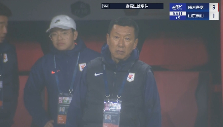 半場1-3落后遞補隊！場邊的崔康熙表情焦急