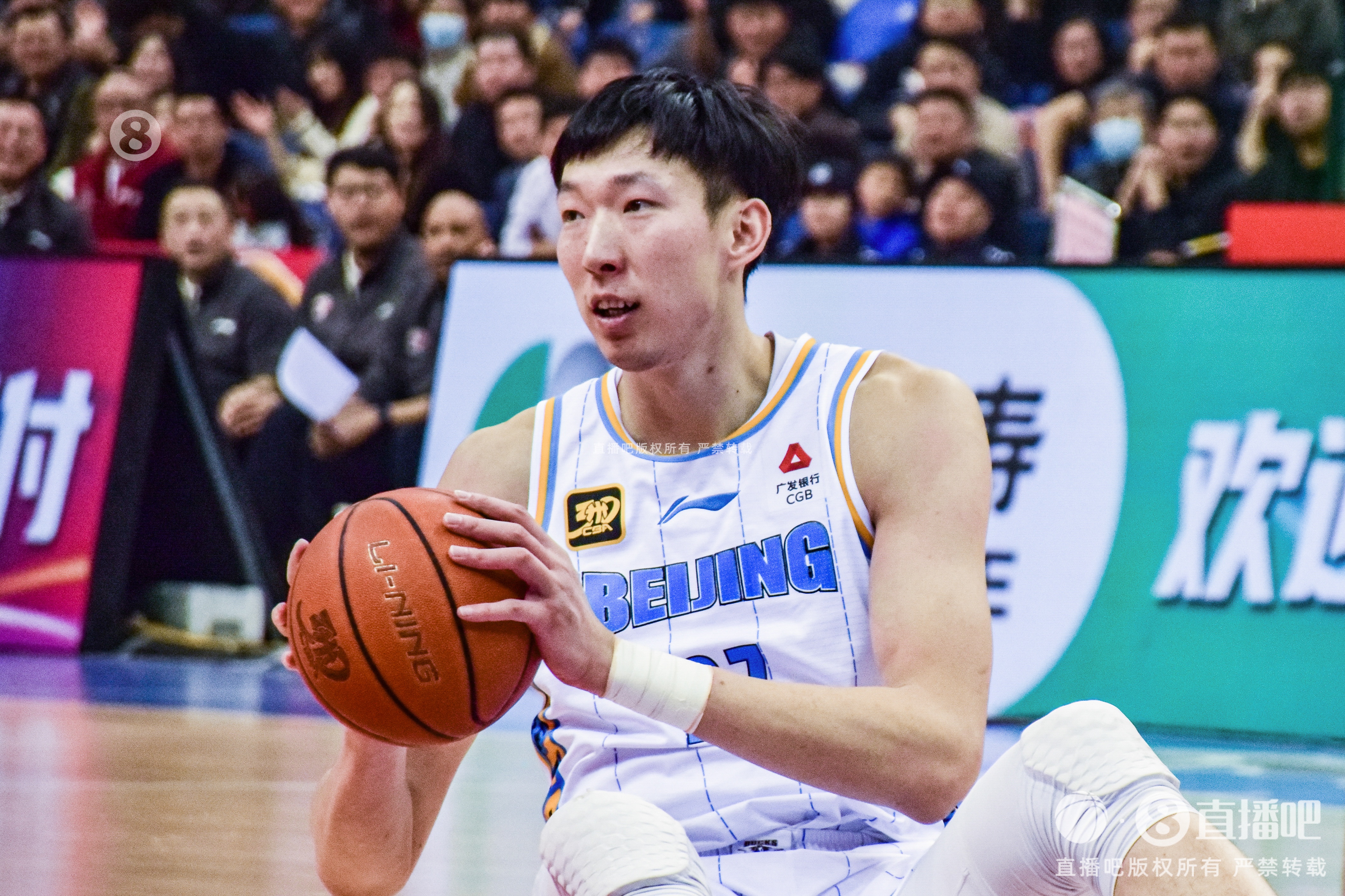 定海神針！周琦內(nèi)線攻防在線 半場6中5貢獻12分6籃板2蓋帽