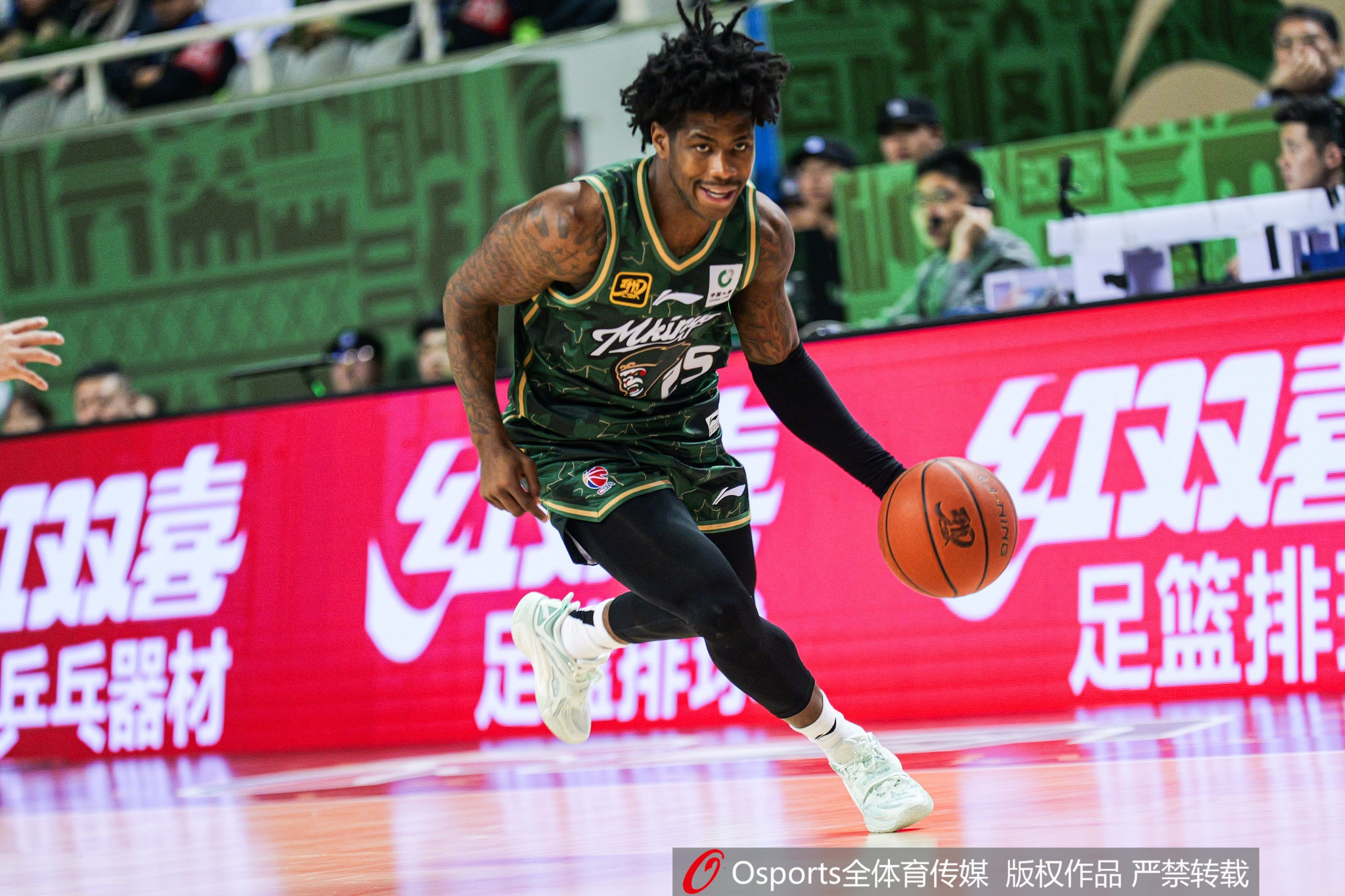 這外援猛得很！肯德里克-戴維斯16投12中&罰球18中15砍43分6板9助